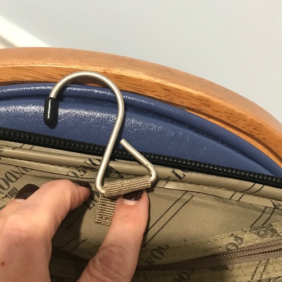 London Fog men’s locked hanging travel bag - Picture 12 of 16